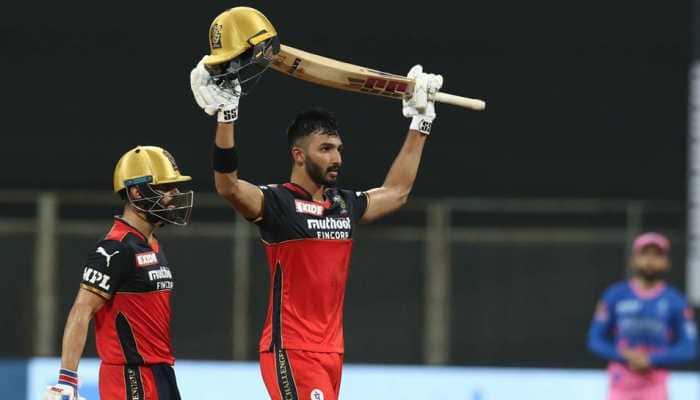IPL 2021, RR vs RCB: Virat Kohli plays perfect team player, ensures Devdutt  Padikkal completes maiden 100 | Cricket News | Zee News