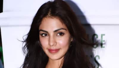 Rhea Chakraborty expresses gratitude towards COVID frontline workers, says ‘united we stand’