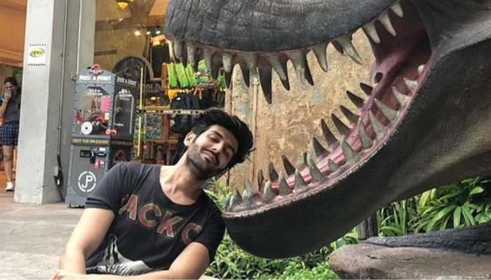 Kartik Aaryan&#039;s witty demo of how corona slides into &#039;unmasked faces&#039;