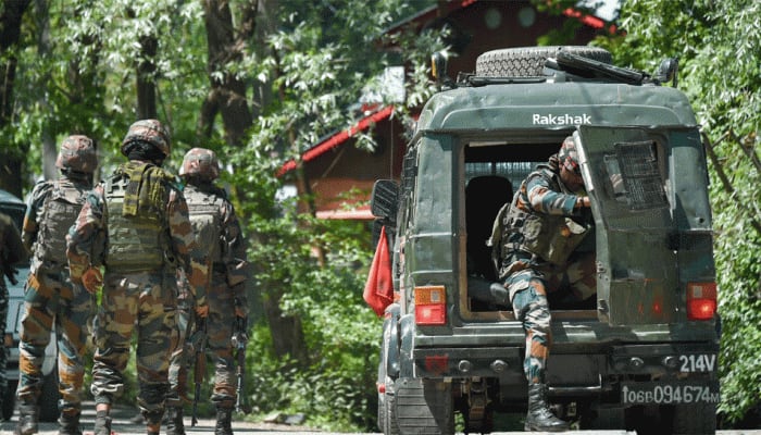 Terrorist accused of killing 2 councillors, policeman trapped in Jammu and Kashmir&#039;s Sopore