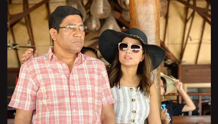 Hina Khan shares unseen pic with late father, says 'miss you' in emotional post!