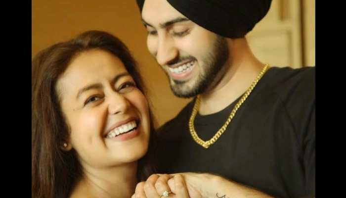 Neha Kakkar-Rohanpreet Singh look adorable in poster of new music video &#039;Khad Tainu Main Dassa&#039;!