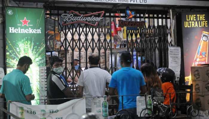 Liquor sale open via &#039;Verbal orders&#039;, social distancing goes for a toss in Prayagraj