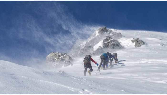 A Swiss and an American climber die on Everest, first casualty of the season 