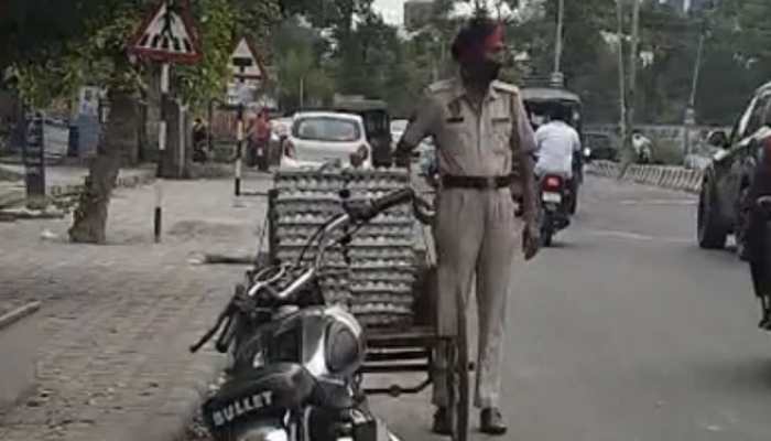 Punjab cop caught stealing eggs from unattended cart, gets suspended - Watch