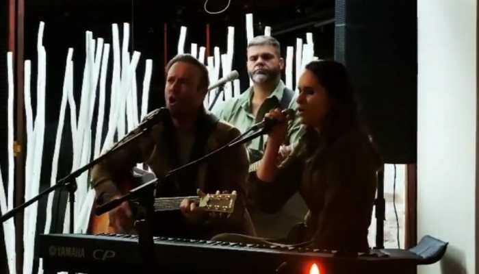 AB de Villiers performs his 'all time favourite song', draws reaction from Glenn Maxwell and Anushka Sharma - WATCH