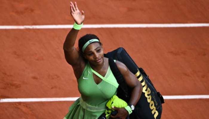 Serena Williams waves to the crowd after crashing out of the French Open 2021 fourth round. (Source: Twitter)