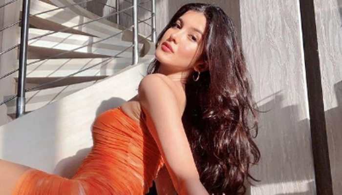 Trending: Shanaya Kapoor's random bedroom photoshoot by mommy proves she's a star poser!