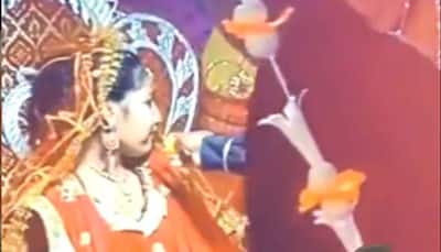 Viral video: Bewafa Sanam? This bride's ex-boyfriend attends her wedding, and does this unexpected thing on-stage - Watch