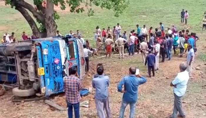 Tanker overturns in Madhya Pradesh&#039;s Sidhi, villagers loot fuel while cops look on