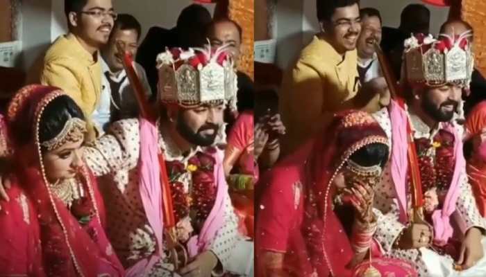 Modern dulha? Groom rests hand on bride&#039;s shoulder during wedding, watch what happened next