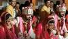 Modern dulha? Groom rests hand on bride's shoulder during wedding, watch what happened next