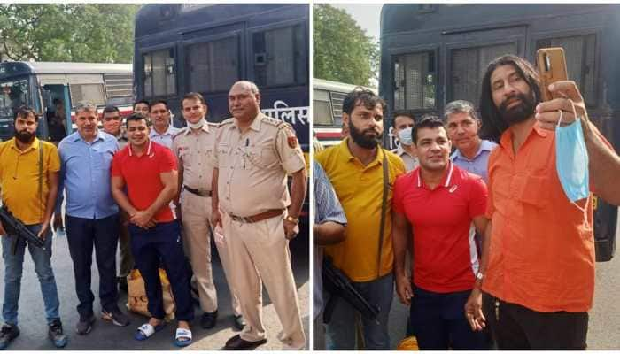 Cops enjoy selfie session with murder-accused Sushil Kumar, photos go viral