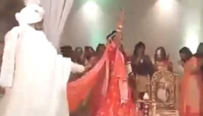 Viral video: Dulha-Dulhan ka swag! Bride and groom start dancing while taking pheras - Watch