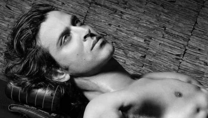Hrithik Roshan's shows off washboard abs in Dabboo Ratnani's photoshoot, Farah Khan calls him 'Greek God'!