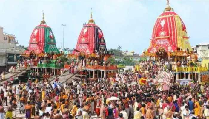 Motor mechanic makes mini chariots of Lord Jagannath, Balabhadra &amp; Subhadra with food grains!