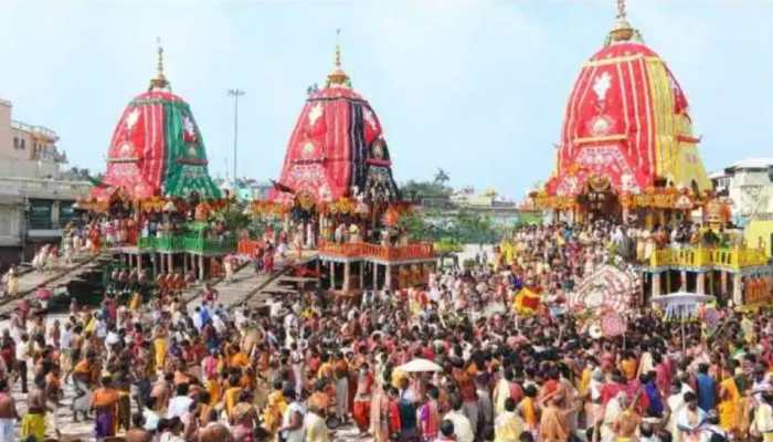 Motor mechanic makes mini chariots of Lord Jagannath, Balabhadra &amp; Subhadra with food grains!