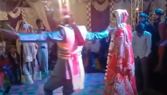 Viral: Groom&#039;s unique dance on Tujhko hi Dulhan banaonga with bride sets stage on fire - Watch