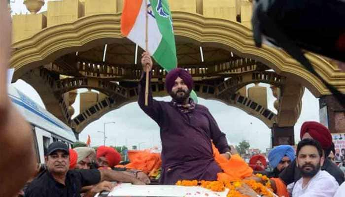 In first show of strength, Navjot Singh Sidhu visits Golden Temple with 62 MLAs