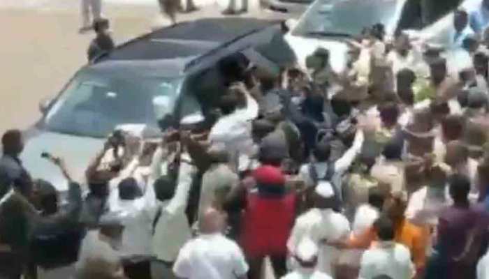 BJP workers clash with police as they try to stop Uddhav Thackeray&#039;s convoy in Maharashtra&#039;s Sangli