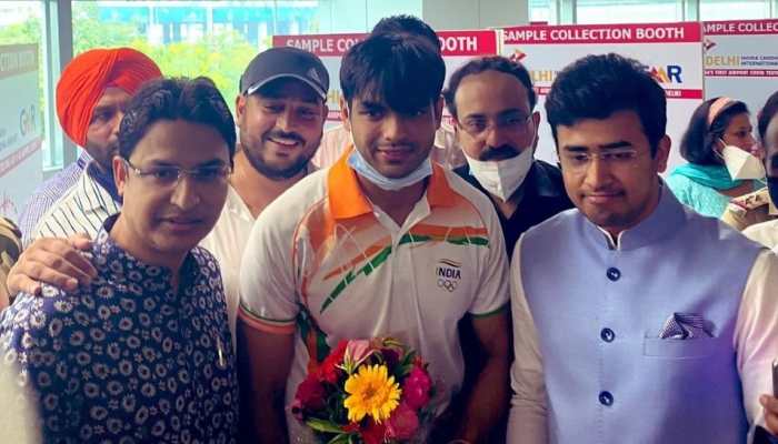 Tokyo Olympics gold medallist Neeraj Chopra returns India, gets grand welcome at airport - WATCH Tokyo Olympics gold medallist Neeraj Chopra returns India, gets grand welcome at airport - WATCH