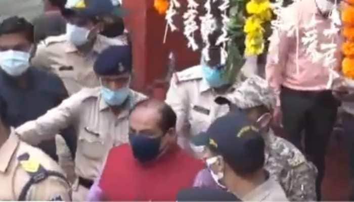 Watch: Police throw out senior BJP leader from Jyotiraditya Scindia&#039;s Jan Ashirwad event