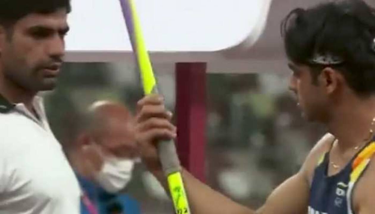 WATCH: Viral video of Neeraj Chopra taking his javelin from Pakistan's  Arshad Nadeem at Tokyo Olympic finals | Other Sports News | Zee News