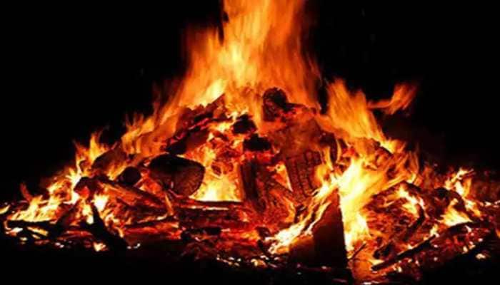 Odisha: 65-year-old man jumps into wife&#039;s funeral pyre, dies