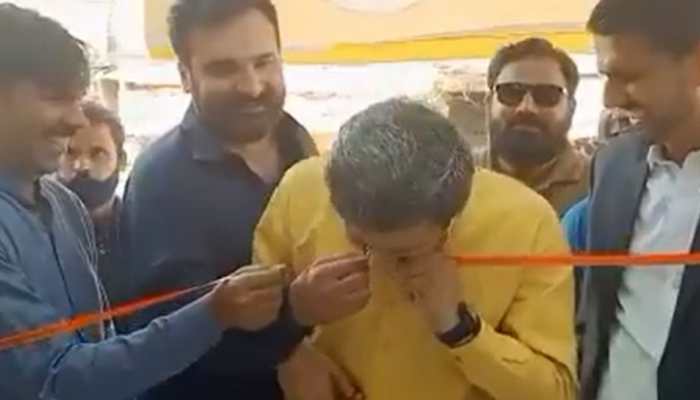 Watch: Pakistan minister cuts ribbon using his teeth as scissors fail, netizens left in splits