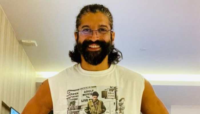 Farhan Akhtar shuts down troll who compares his voice to 'thousand croaking frogs'!