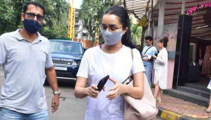 Gareeb ki madad nahi kar sakti: Shraddha Kapoor trolled for ignoring poor man asking for alms