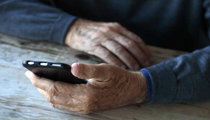 Buying smartphone for elderly parents? Here’s how to make it user friendly