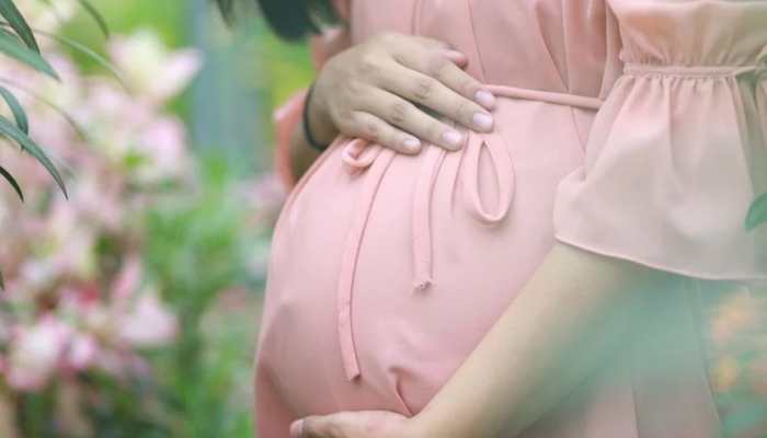 17-year-old girl gives birth all by herself, takes YouTube videos' help to cut umbilical cord!