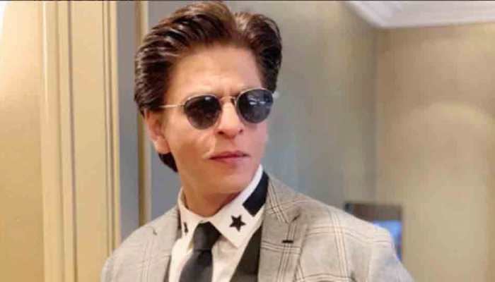 Shah Rukh Khan poses with team of lawyers after son Aryan Khan&#039;s bail in drugs case
