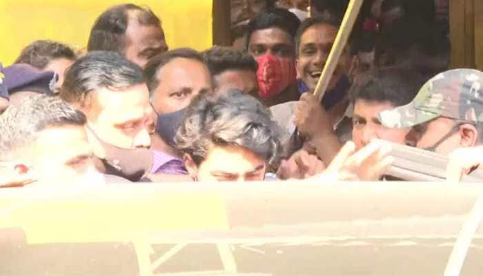 Aryan Khan reaches home after walking out of jail, grand welcome at Mannat amid ocean of fans!