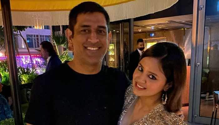 MS Dhoni clicked by wife Sakshi while enjoying a glass of chai with his &#039;Honey&#039; — SEE PICS