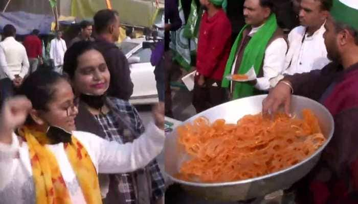 Celebrations erupt after PM Narendra Modi&#039;s announcement to repeal farm laws, people distribute &#039;jalebis&#039;