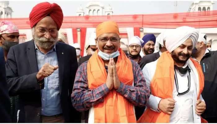AAP workers reach Singhu border, celebrate rollback of farm laws with farmers