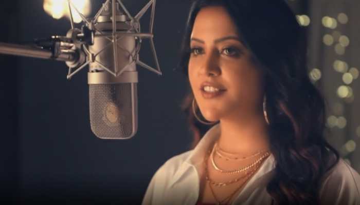 Viral: Devendra Fadnavis' wife Amruta sings 'Manike Mage Hithe' in Hindi and Internet loves it - Watch