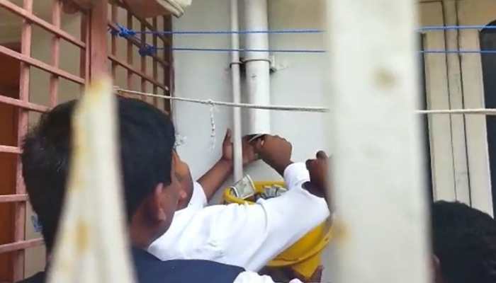 ACB raids govt officers&#039; premises in Karnataka, recovers cash hidden in drain pipes, ceiling -WATCH!