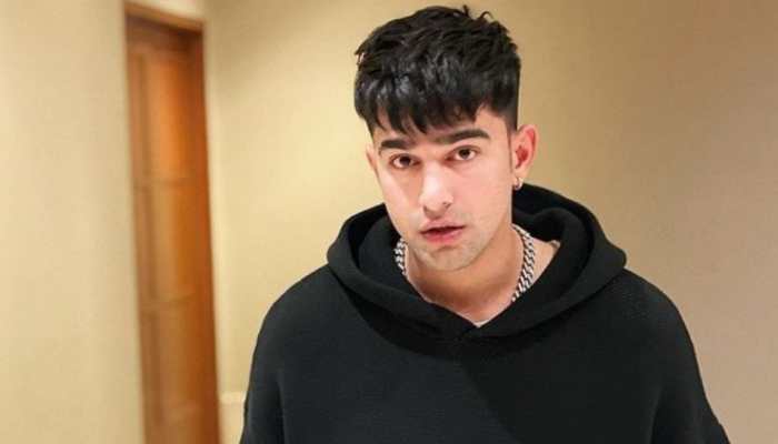 Jass Manak sings ‘Lehanga’ to entertain his fans while traveling on a flight, video goes viral! 