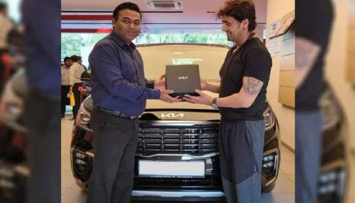Singer Sonu Nigam buys Kia Carnival premium MPV starting at Rs 24.95 lakh, check details here