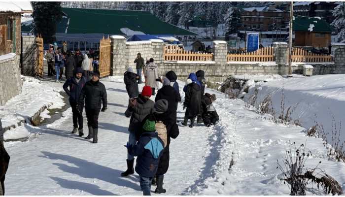 Gulmarg packed with tourists as Kashmir Valley receives fresh snowfall