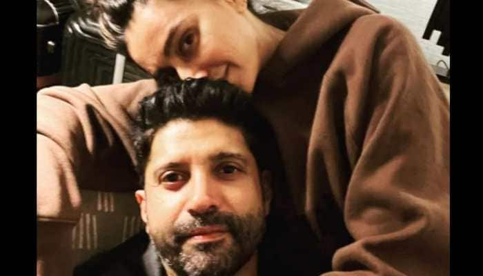 &#039;December duo&#039; Farhan Akhtar, Shibani Dandekar pose together for cosy photo!