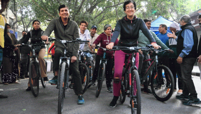 Atishi, Saurabh Bhardwaj launch &#039;Yuddh Pradushan Ke Virrudh&#039; campaign to encourage people to use public transport 