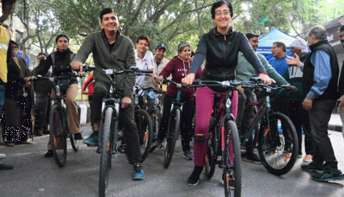 Atishi, Saurabh Bhardwaj launch 'Yuddh Pradushan Ke Virrudh' campaign to encourage people to use public transport 