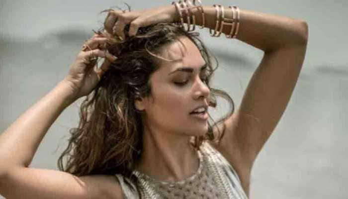 Esha Gupta breaks the internet with sizzling video in printed black bikini, watch