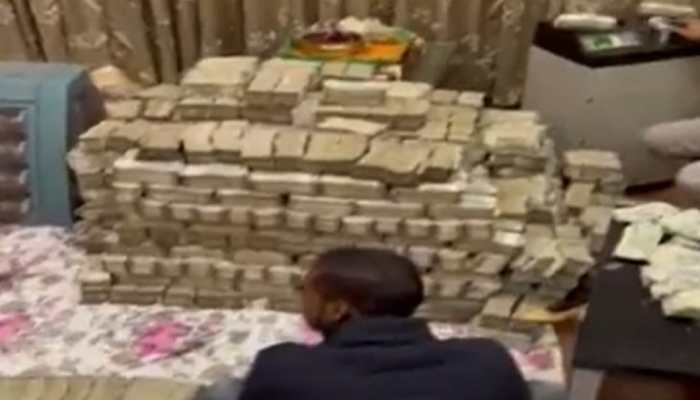 IT Raid in Kanpur: Cash worth more than Rs 150 crore recovered from businessman&#039;s house
