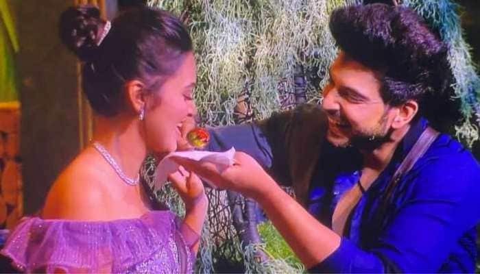 &#039;Bigg Boss 15&#039;: Karan Kundrra proposes to Tejasswi Prakash on &#039;Weekend Ka Vaar&#039;