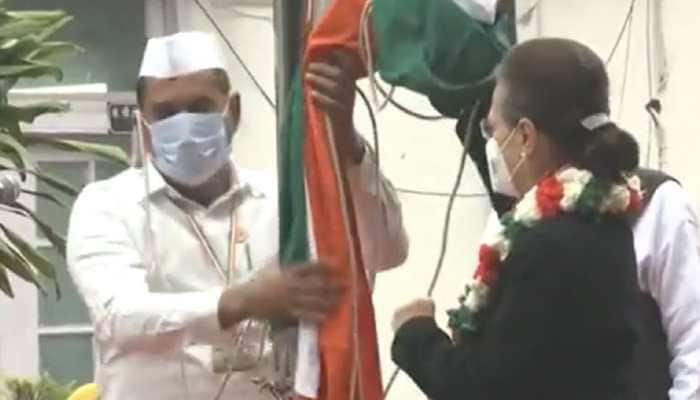 WATCH - Congress flag falls as Sonia Gandhi tries to unfurl it on party&#39;s 137th Foundation Day | India News | Zee News